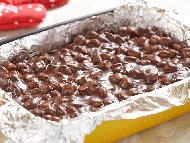 Рецепта Лесен шоколадов десерт фъдж с маршмелоу, кондензирано мляко и фъстъци без печене